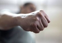 Idoso bate na filha após se irritar com choro de bebê de 9 meses em Alta Floresta
