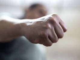 Idoso bate na filha após se irritar com choro de bebê de 9 meses em Alta Floresta