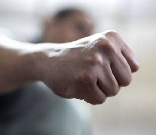 Idoso bate na filha após se irritar com choro de bebê de 9 meses em Alta Floresta