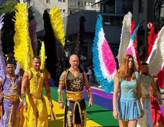 Parada do Orgulho LGBT+ leva cores e vibração à Avenida Paulista