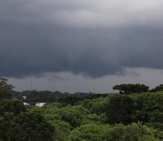 Tempestades com ventos de até 100 km/h colocam quatro estados em alerta