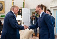 TARIFLÁVIO: Trump publica foto com Flávio Bolsonaro e faz elogios ao senador