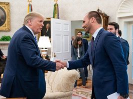 TARIFLÁVIO: Trump publica foto com Flávio Bolsonaro e faz elogios ao senador