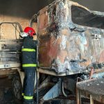 Incêndio destrói cabine de caminhão em depósito no bairro Jardim Panorama