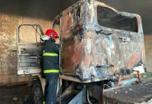 Incêndio destrói cabine de caminhão em depósito no bairro Jardim Panorama