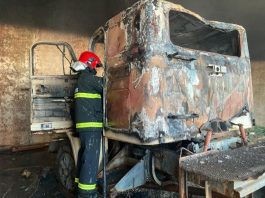 Incêndio destrói cabine de caminhão em depósito no bairro Jardim Panorama