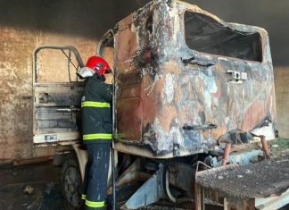 Incêndio destrói cabine de caminhão em depósito no bairro Jardim Panorama