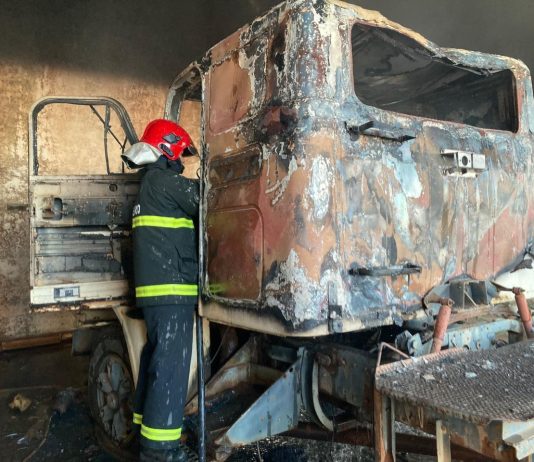 Incêndio destrói cabine de caminhão em depósito no bairro Jardim Panorama