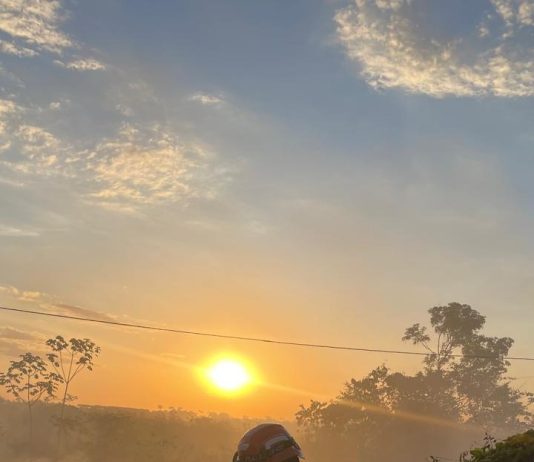 Incêndio em terreno urbano mobiliza bombeiros no bairro Cidade Bela
