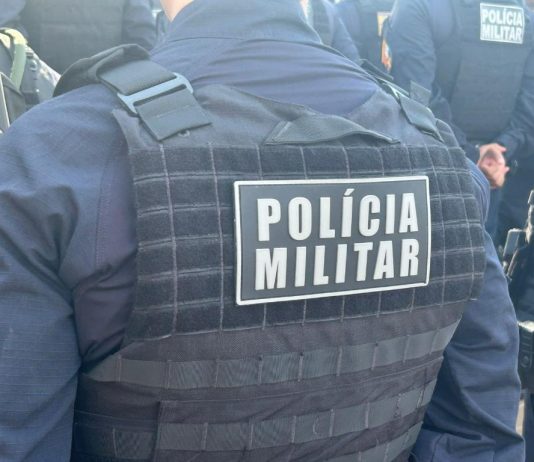 Mulher é presa pela Polícia Militar após esfaquear o próprio irmão em Peixoto de Azevedo