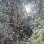 Carro capota e cai sobre córrego na BR-163; duas pessoas ficam feridas em Guarantã do Norte