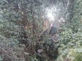 Carro capota e cai sobre córrego na BR-163; duas pessoas ficam feridas em Guarantã do Norte