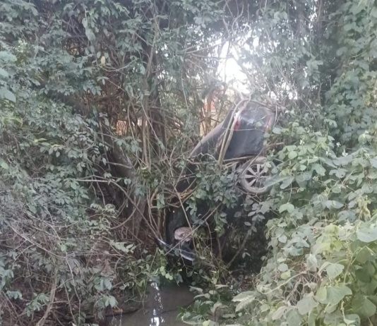 Carro capota e cai sobre córrego na BR-163; duas pessoas ficam feridas em Guarantã do Norte