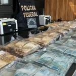PF apreende R$ 919 mil e US$ 13 mil em operação contra aliado de Flávio Bolsonaro