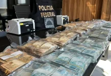 PF apreende R$ 919 mil e US$ 13 mil em operação contra aliado de Flávio Bolsonaro