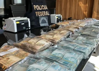 PF apreende R$ 919 mil e US$ 13 mil em operação contra aliado de Flávio Bolsonaro