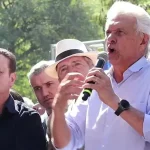 Caiado chama Flávio Bolsonaro de “frango de granja” em convenção