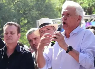 Caiado chama Flávio Bolsonaro de “frango de granja” em convenção