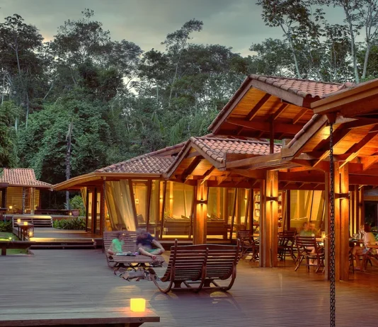 Hotel cercado pela floresta amazônica entra para a lista dos 50 melhores hotéis de luxo do mundo em 2026