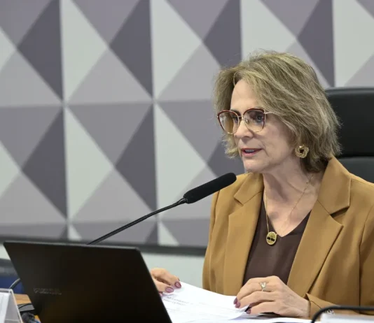 Damares relata ataques e sai em defesa de Michelle Bolsonaro