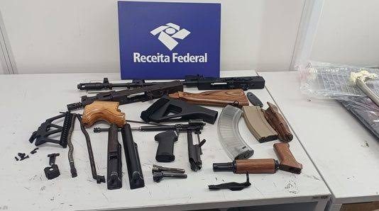 PF intercepta fuzil AK-47 escondido em forno enviado dos EUA