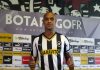 Ex-atacante do Botafogo morre em acidente durante ventania no Rio