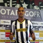 Ex-atacante do Botafogo morre em acidente durante ventania no Rio