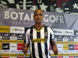 Ex-atacante do Botafogo morre em acidente durante ventania no Rio