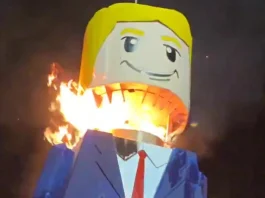 Boneco de Lego de Trump é queimado em protesto durante funeral no Irã