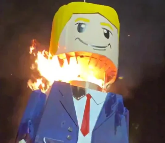 Boneco de Lego de Trump é queimado em protesto durante funeral no Irã