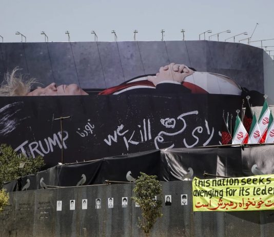 Outdoor em Teerã com imagem de Trump morto amplia tensão entre Irã e EUA