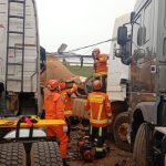 Carretas despencam de viaduto após colisão na BR-364 em Cuiabá