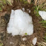 Pedra de gelo gigante, com quase 5 kg, despenca do céu em Aratuba e intriga moradores