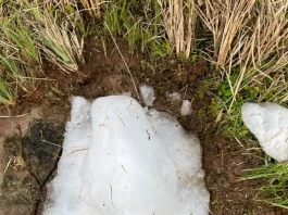 Pedra de gelo gigante, com quase 5 kg, despenca do céu em Aratuba e intriga moradores