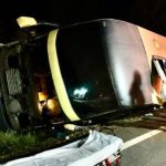Ônibus que fazia linha entre Cuiabá e Alta Floresta tomba na BR-163 e deixa nove feridos