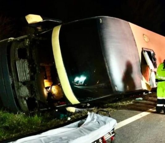 Ônibus que fazia linha entre Cuiabá e Alta Floresta tomba na BR-163 e deixa nove feridos
