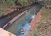 Caminhão com piche tomba e contamina rio que abastece Colniza
