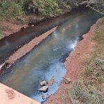 Caminhão com piche tomba e contamina rio que abastece Colniza