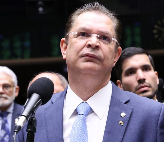 PF vê indícios de uso de carro pago com verba pública por filha de Sóstenes