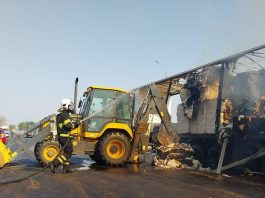 Incêndio atinge duas carretas na BR-364 e mobiliza bombeiros em MT
