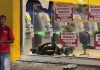 Motociclista é lançado para dentro de banco após colisão em Cuiabá
