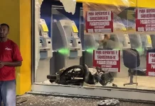 Motociclista é lançado para dentro de banco após colisão em Cuiabá