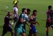 Cacá tenta rasgar camisa de Jean Lucas após gol em Ba-Vi quente