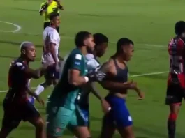 Cacá tenta rasgar camisa de Jean Lucas após gol em Ba-Vi quente