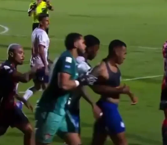 Cacá tenta rasgar camisa de Jean Lucas após gol em Ba-Vi quente