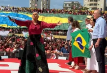 Lula inicia campanha com bandeira do Brasil e discurso de soberania