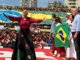 Lula inicia campanha com bandeira do Brasil e discurso de soberania