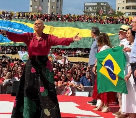 Lula inicia campanha com bandeira do Brasil e discurso de soberania