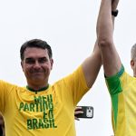 Flávio Bolsonaro inicia campanha em Copacabana com ataques a Lula