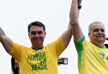 Flávio Bolsonaro inicia campanha em Copacabana com ataques a Lula